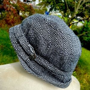 D&Y Acrylic Vintage Style Hat, EUC, Black & White